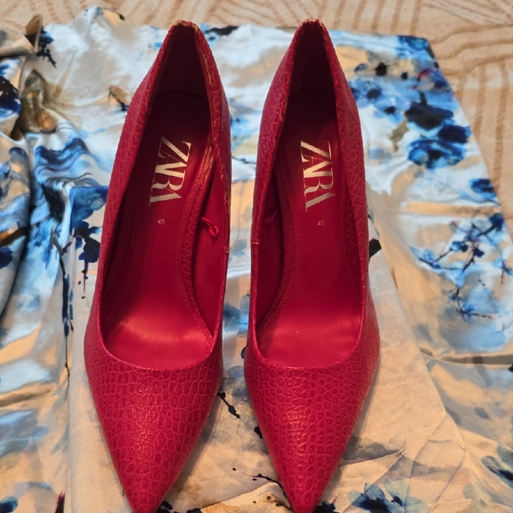 Zara Women's Bold Pink Croc-Embossed Heels